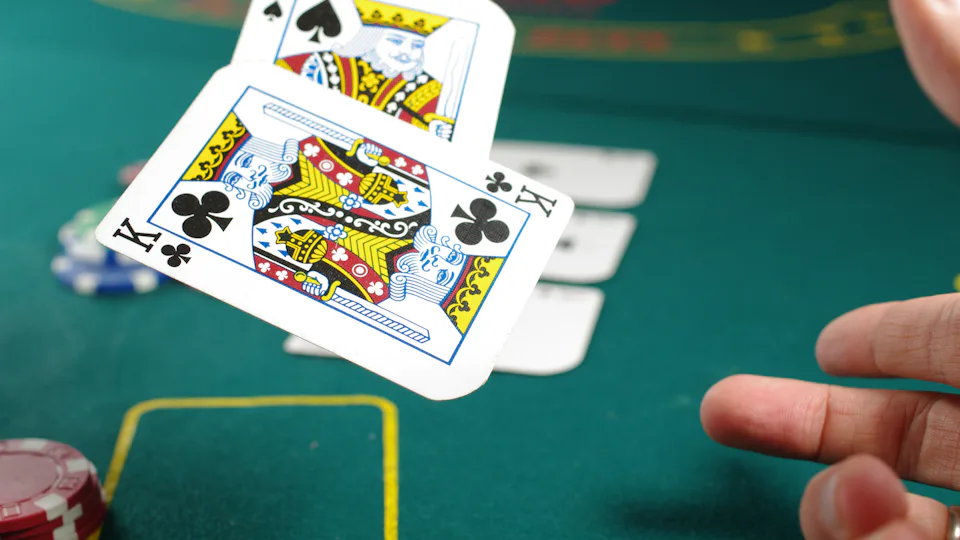 Mesa de juego en vivo de blackjack con cartas y crupier profesional en Perú