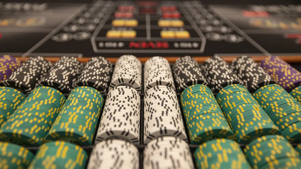 Fichas de apuestas oficiales y mesa de juego de casino regulado en Perú