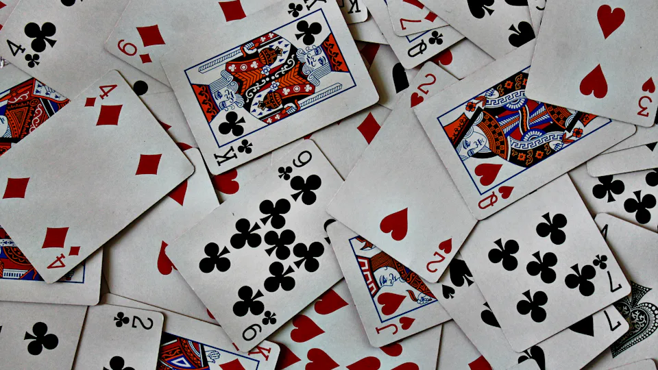 Mesa de póker con cartas y fichas de apuestas en torneo regulado en Perú