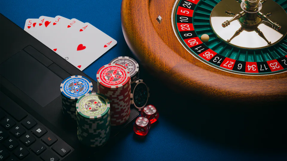 Mesa de ruleta en vivo de casino online con rueda de madera, fichas y apuestas auditadas en Perú
