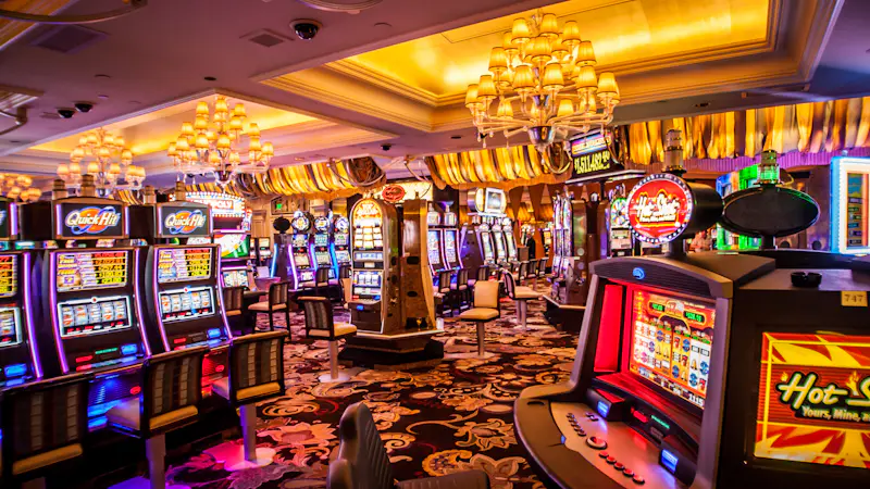 Salón de máquinas tragamonedas de casino con gráficos de alta resolución y botes progresivos en Perú